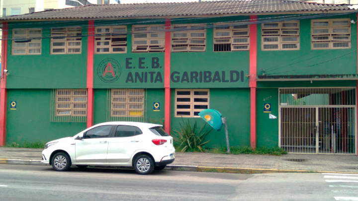 Crianças sofrem em dias de chuva para ir a escola - TopElegance