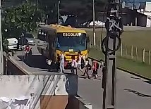 Crianças sofrem em dias de chuva para ir a escola - TopElegance