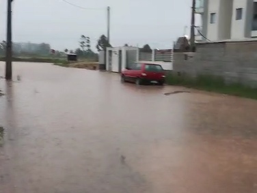 Crianças sofrem em dias de chuva para ir a escola - TopElegance