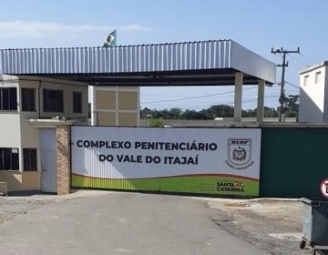 Crianças sofrem em dias de chuva para ir a escola - TopElegance