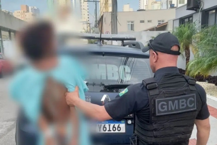 Travesti nua é detida por desacato após atos obscenos em Balneário Camboriú