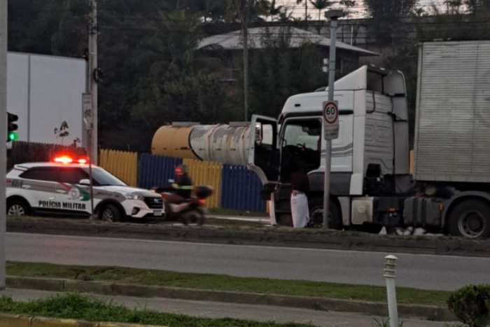 Travesti chama a polícia após caminhoneiro não pagar programa