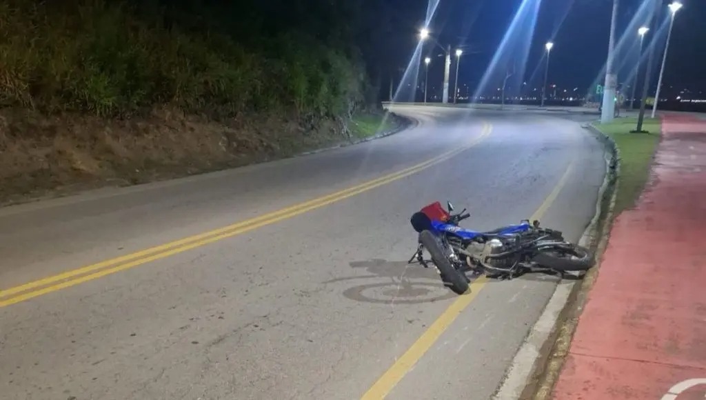 Local do acidente em Porto Belo Motocicleta envolvida no acidente registrado em Porto Belo