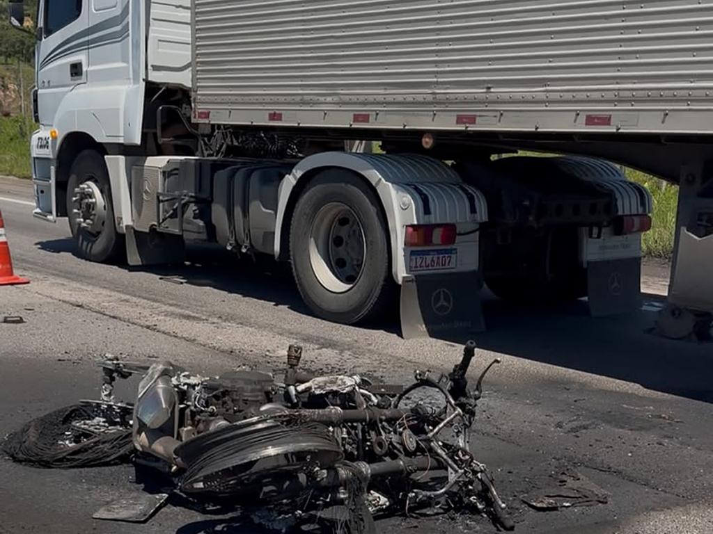 Moto destruída pelo fogo ao lado de caminhão na BR-101 em Tijucas
