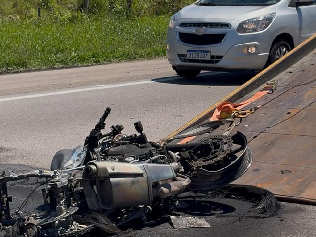 Destroços da moto sendo recolhidos na BR-101