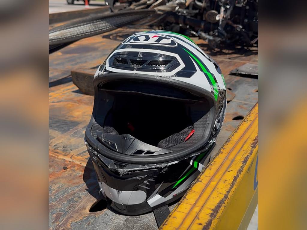 Capacete do motociclista sobre o guincho