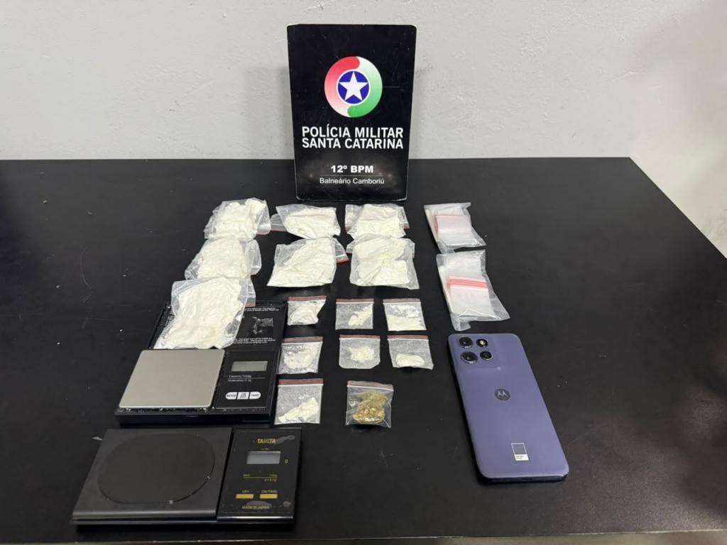 Cocaína, balanças de precisão e celular apreendidos pela PM em Camboriú