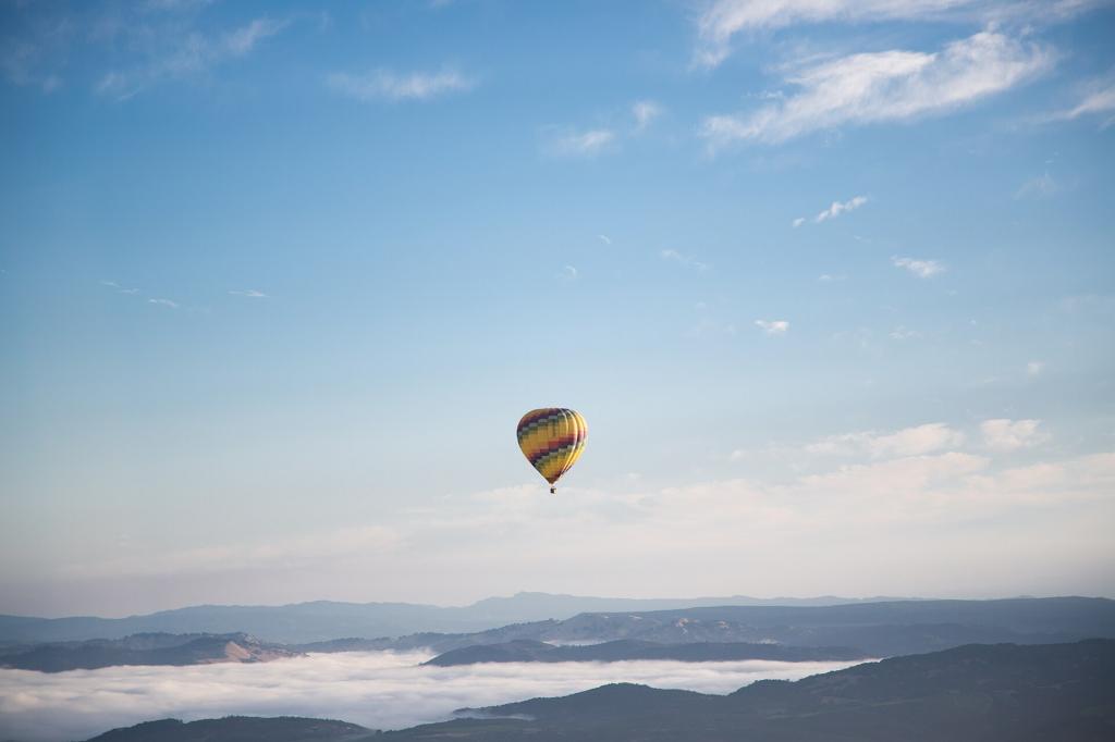 Balão de ar quente no céu