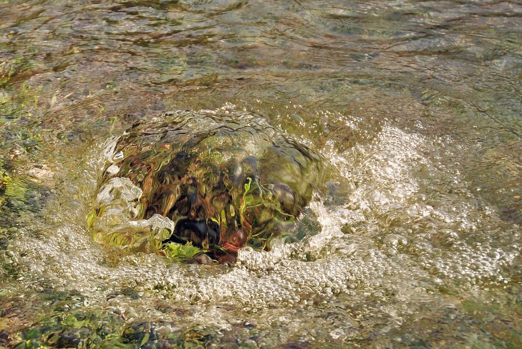 Água jorrando de poço artesiano