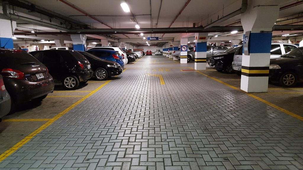 Estacionamento com carros