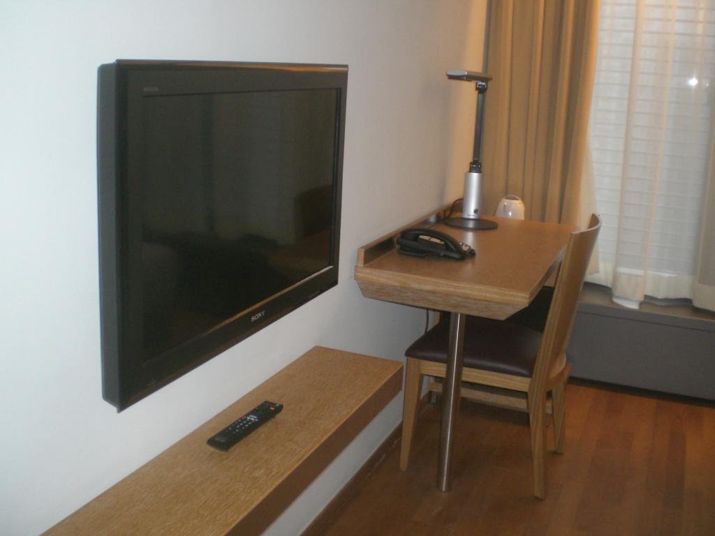 Quarto de hotel com televisor
