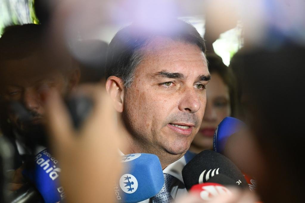 Senador Flávio Bolsonaro em entrevista no Senado