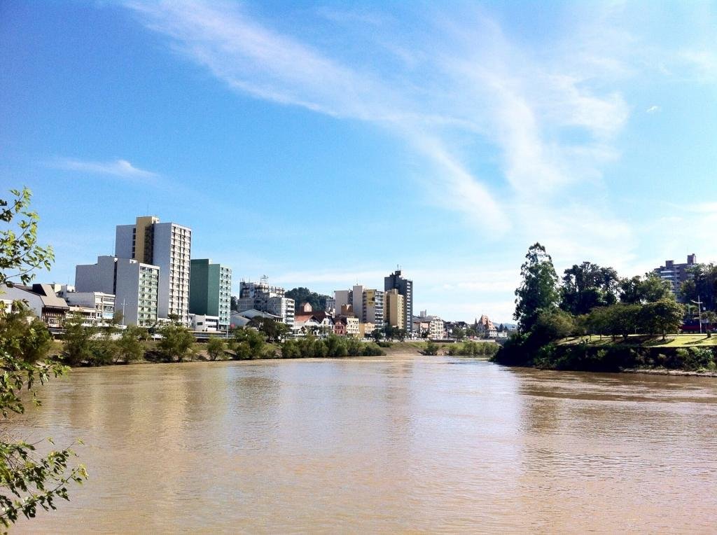 Rio Itajaí-Açu no Centro de Blumenau