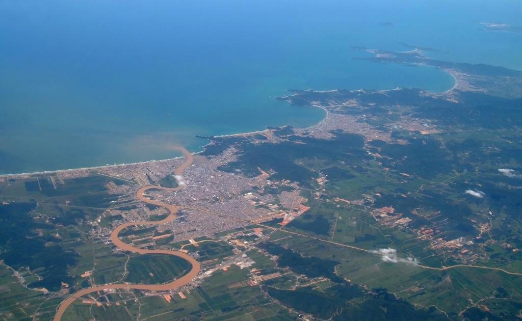 Vista aérea de Itajaí e da foz do Rio Itajaí-Açu