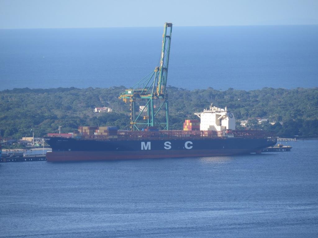 Navio porta-contêineres no Porto de Itapoá
