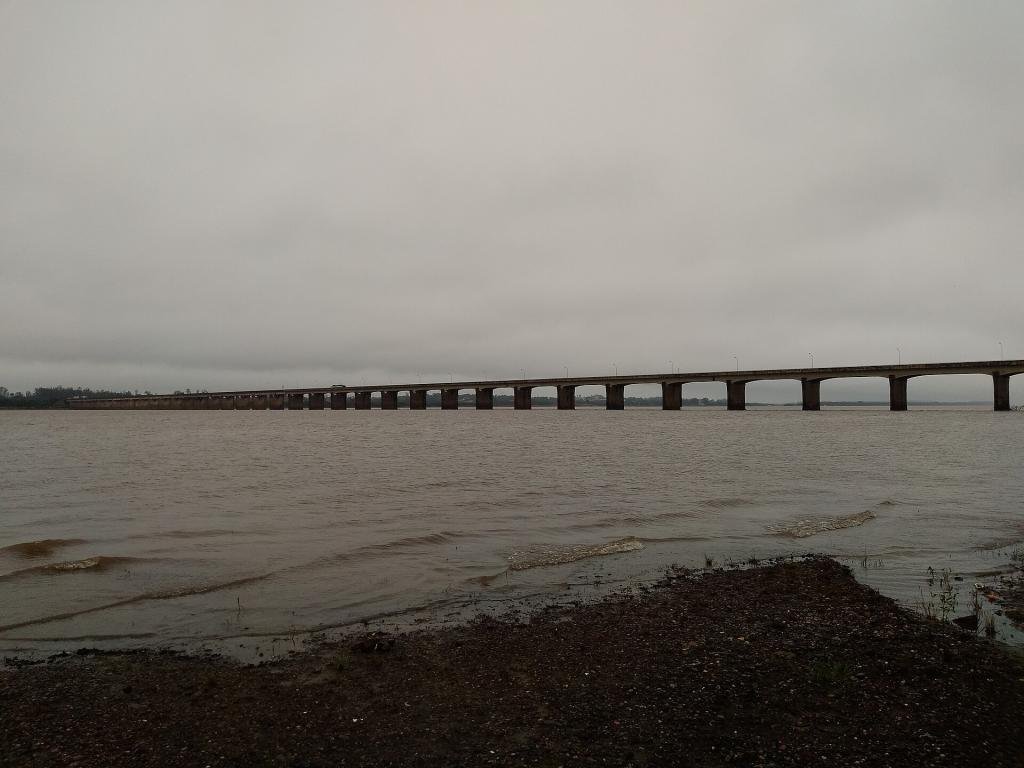 Rio Uruguai e a Ponte Internacional em Uruguaiana (imagem de arquivo)
