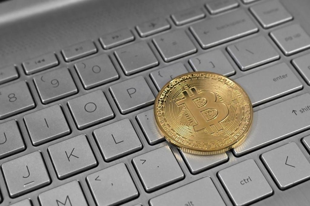 Moeda de bitcoin sobre teclado