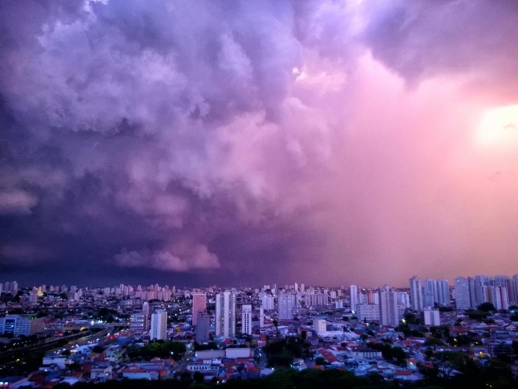 Céu carregado com nuvens de chuva