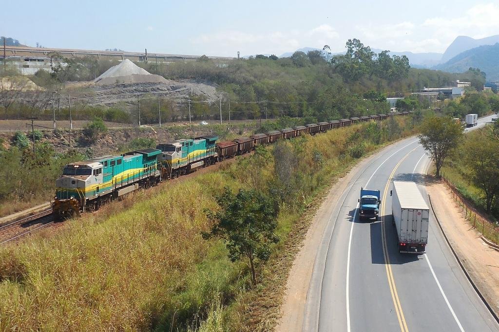 Trem com minério de ferro na Estrada de Ferro Vitória a Minas