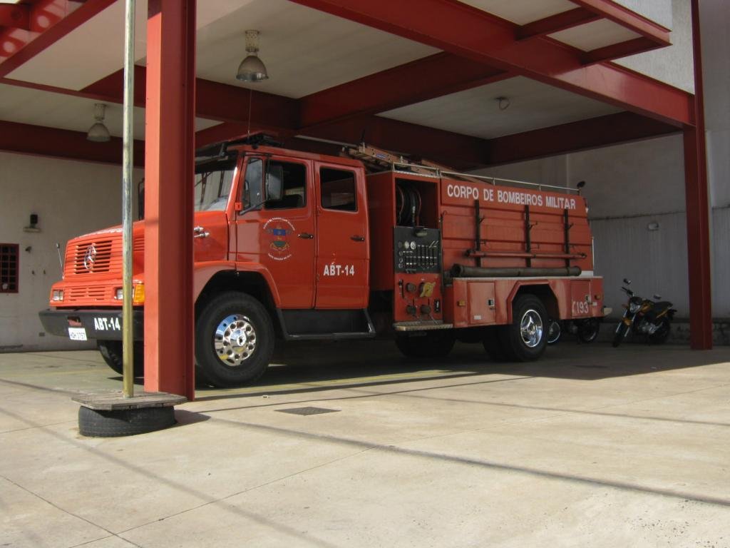Viaturas do Corpo de Bombeiros em quartel