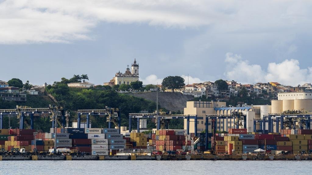 Contêineres no Porto de Salvador, na Bahia