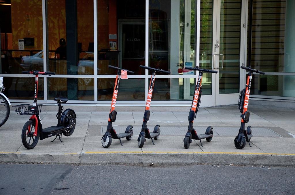 Patinetes elétricos estacionados