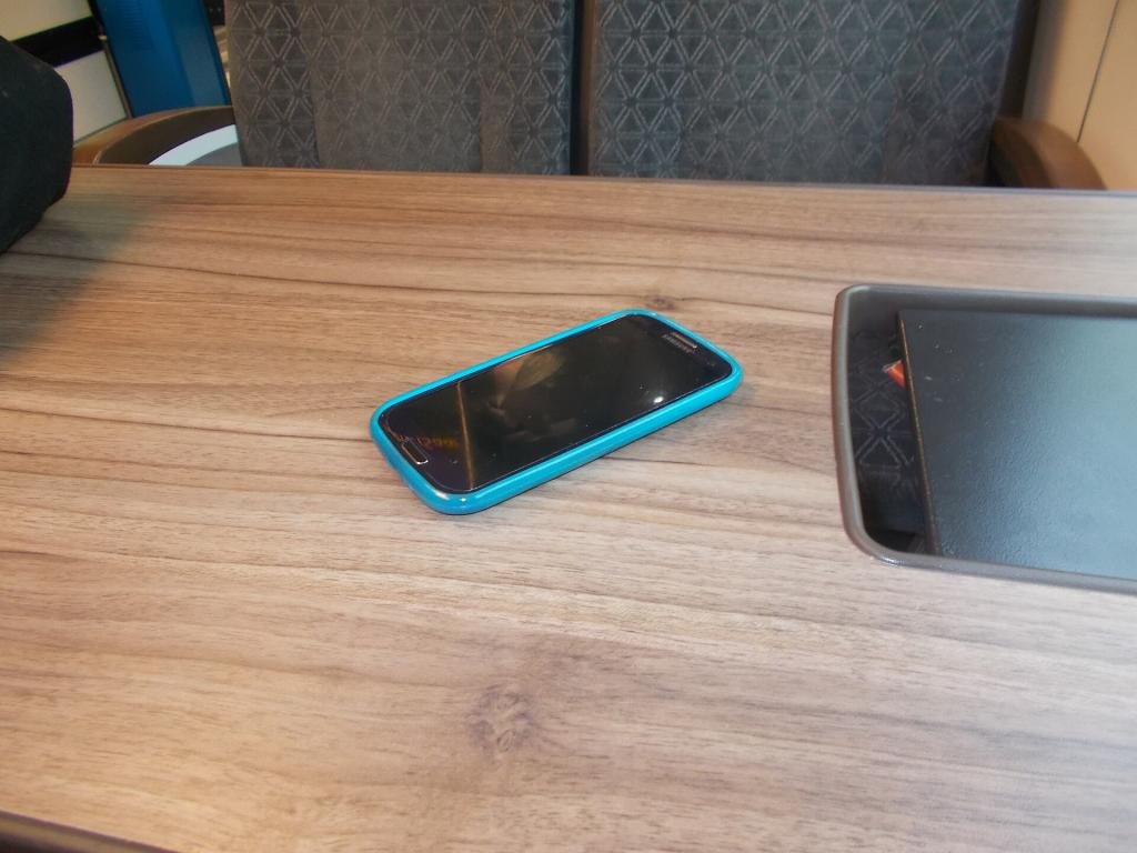 Celular sobre a mesa
