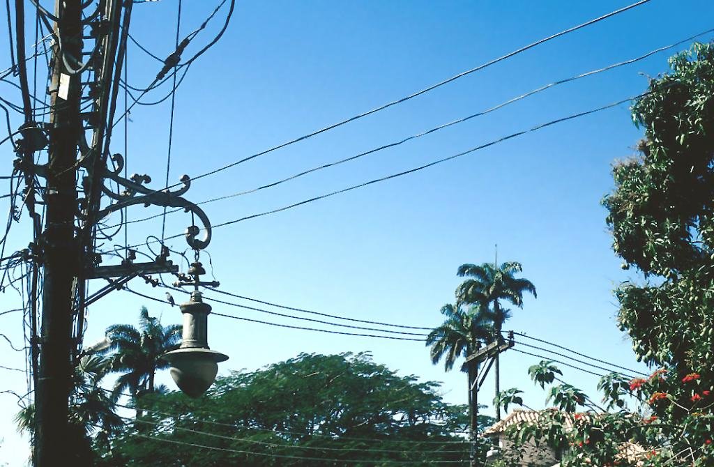 Postes e fiação elétrica
