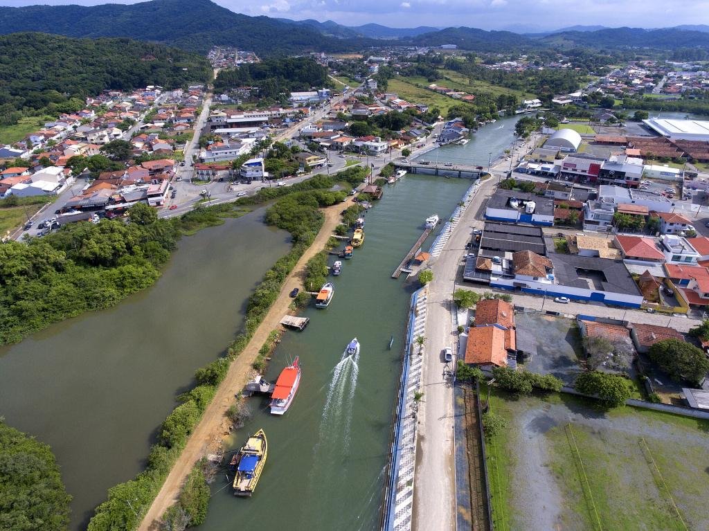 Vista aérea do Rio Piçarras e do centro de Balneário Piçarras