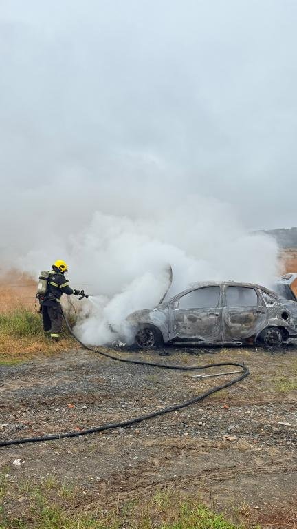 Bombeiros combatem incêndio em carro