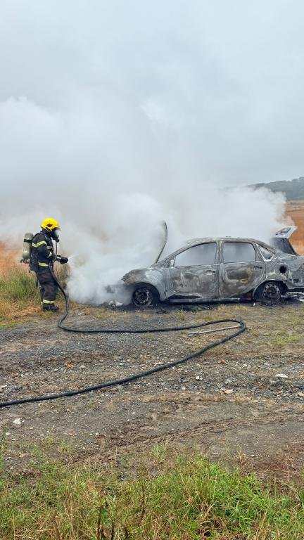 Carro destruído pelo fogo