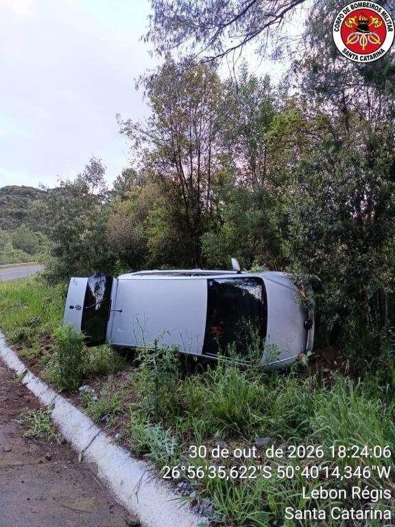 Carro capotado às margens da via em Lebon Régis
