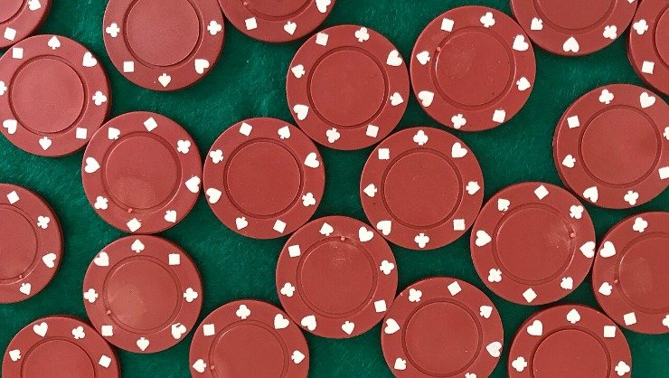 Fichas de jogo sobre mesa