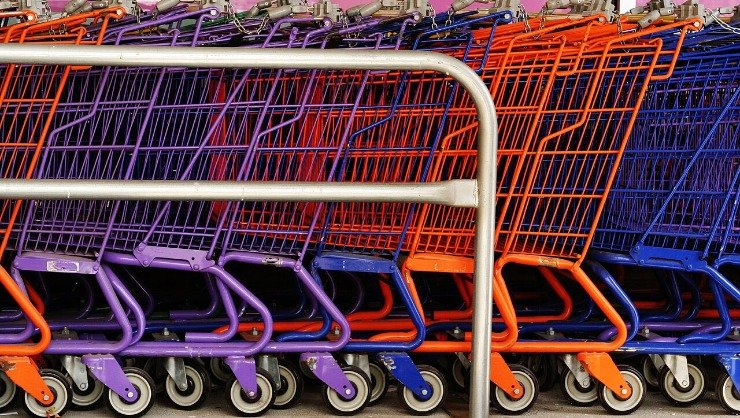 Carrinhos de supermercado enfileirados