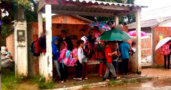 Crianças sofrem em dias de chuva para ir a escola - TopElegance